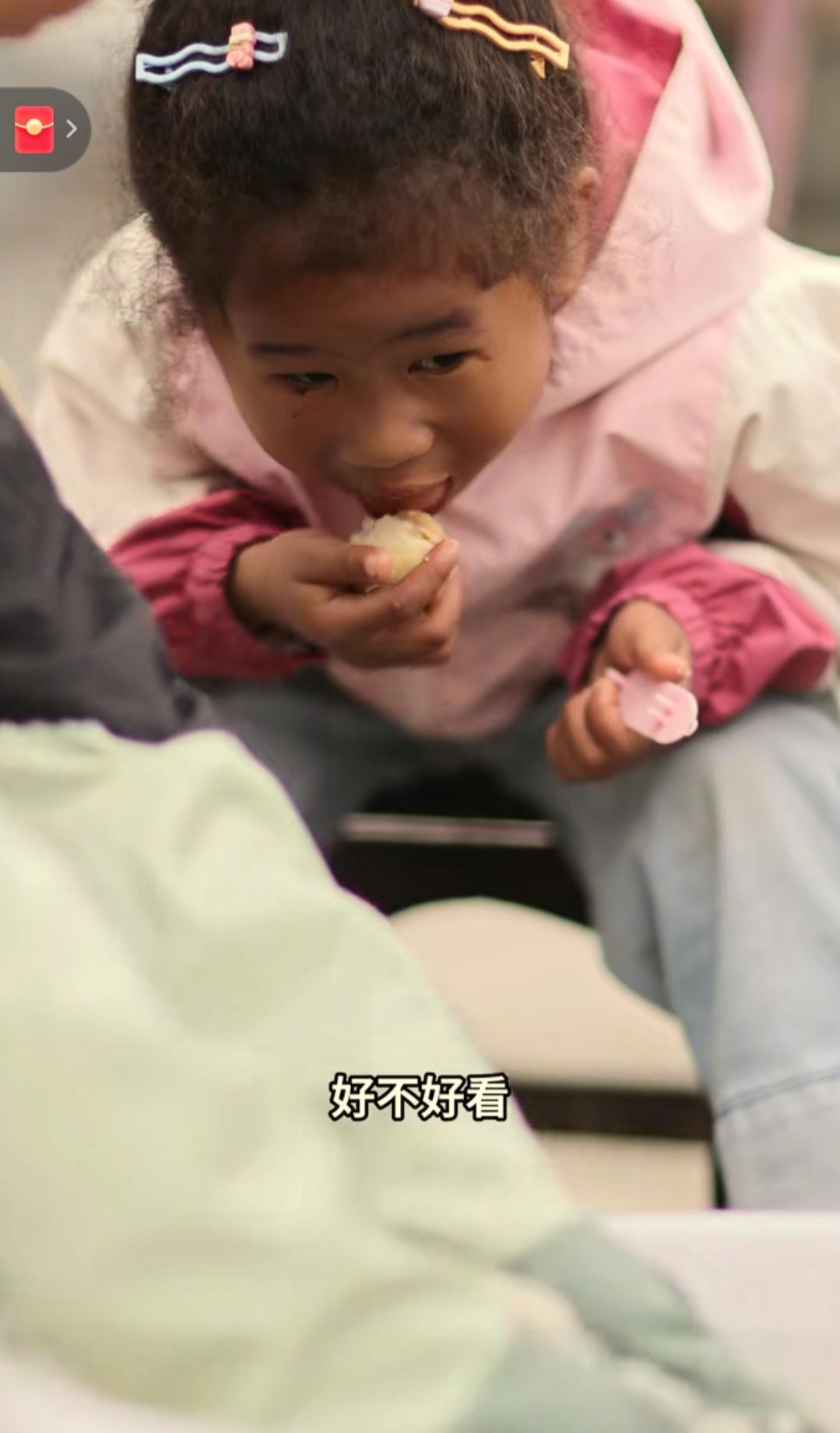 我预料到了菲儿会有人照顾
也预料到了王珊珊妈妈会帮忙
万万没想到有人会说孩子皮，