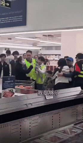 这一次，我毫不犹豫站在妹子这一边。

超市收银台前，一名女子举着手机追着一对情侣