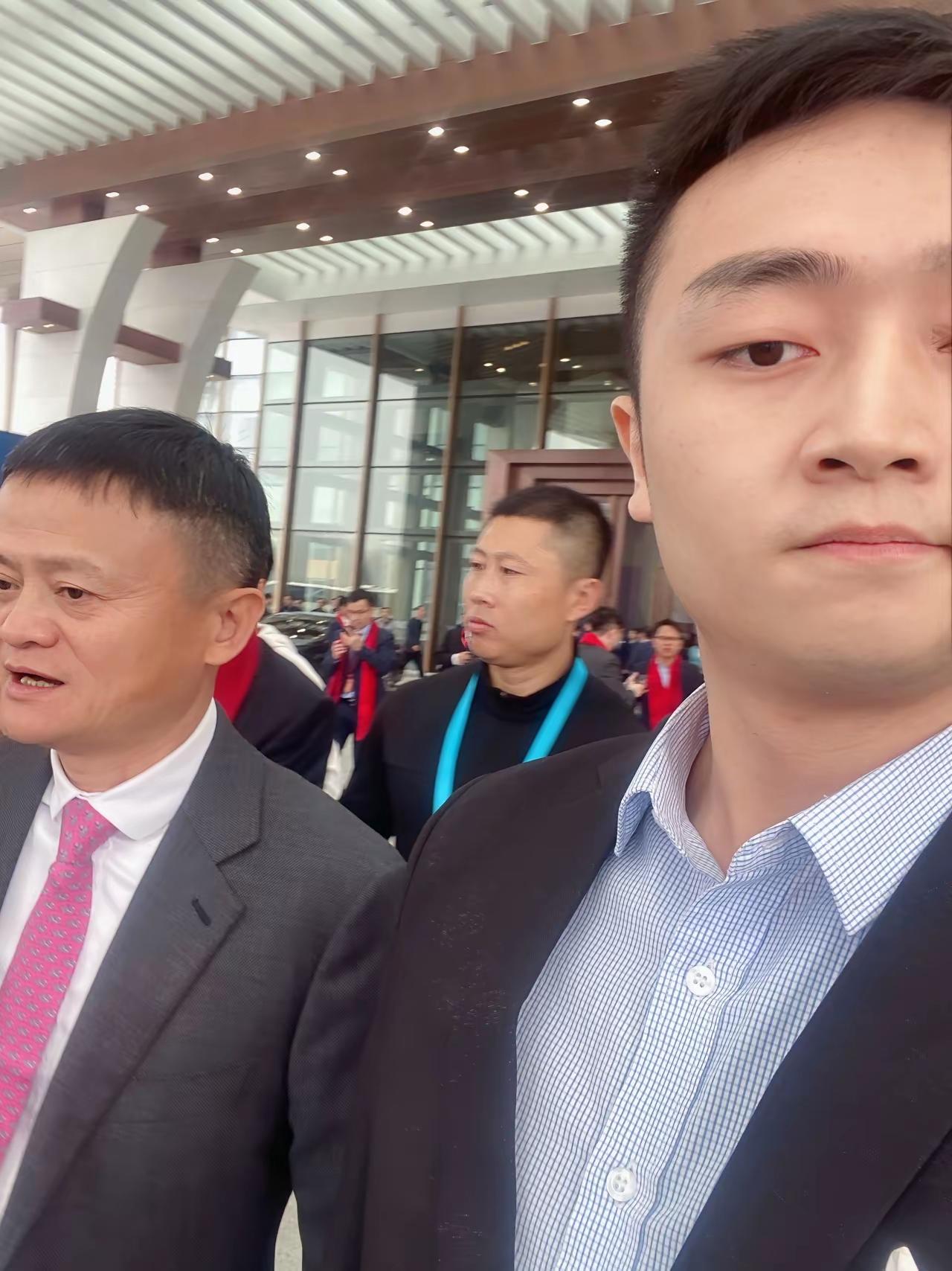 这男人谁啊？这么英俊这么帅气这么贵气！居然这么年轻就能站在马云旁边？