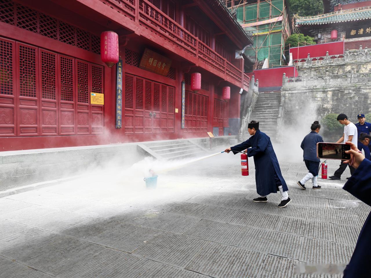 武当山紫霄宫开展消防演练 筑牢世界文化遗产“防火墙”今年6月是第25个全国“安全