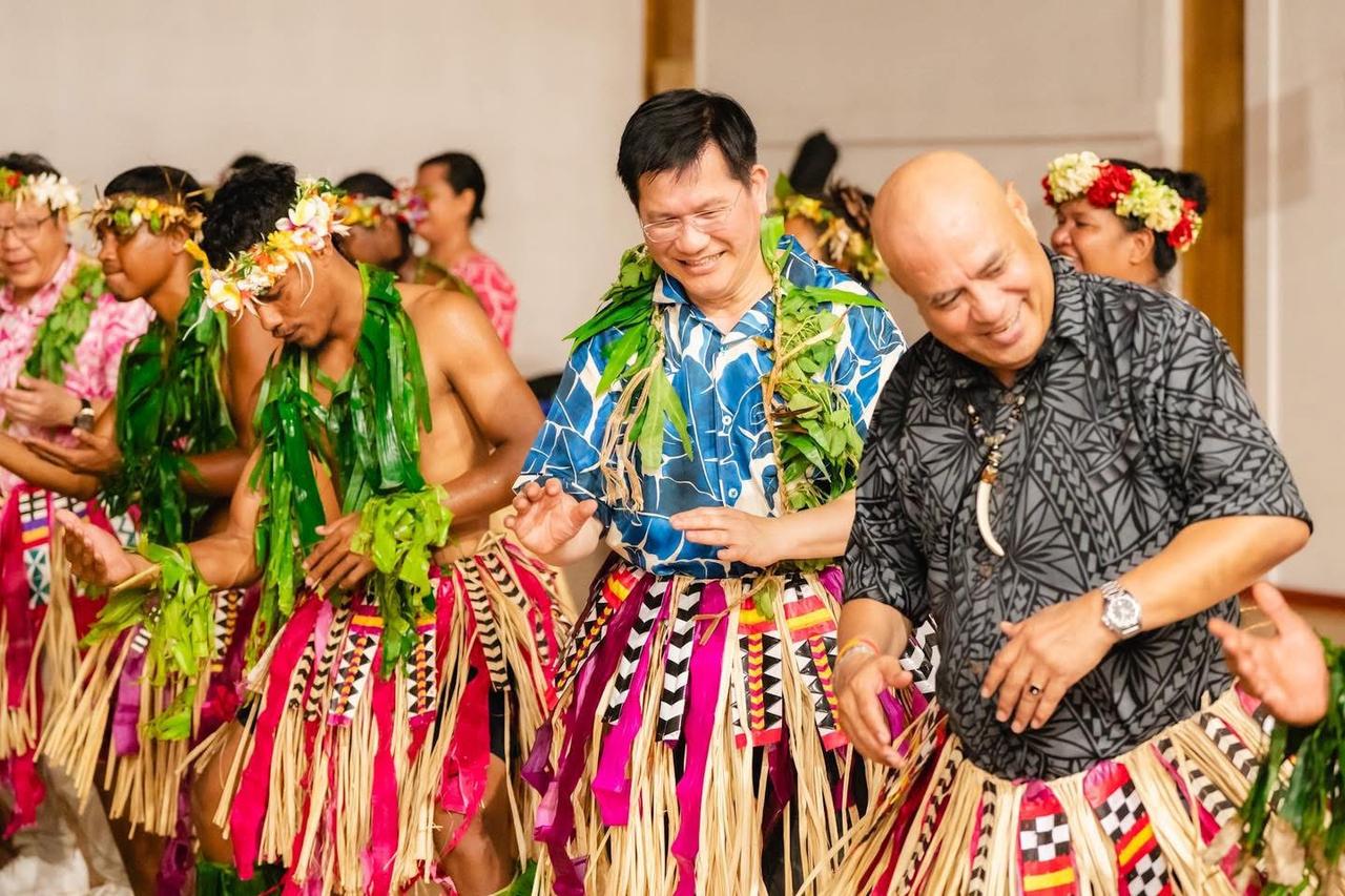台外事部门主管林佳龙窜访一个只有一万多人口的国家吐瓦鲁，今（4日）晚间他在脸书发