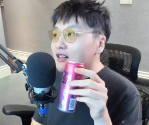 翔哥：我都解释了一万遍了，我就是一个普通的工薪家庭。我爷爷就是一个搞建筑的，盖大