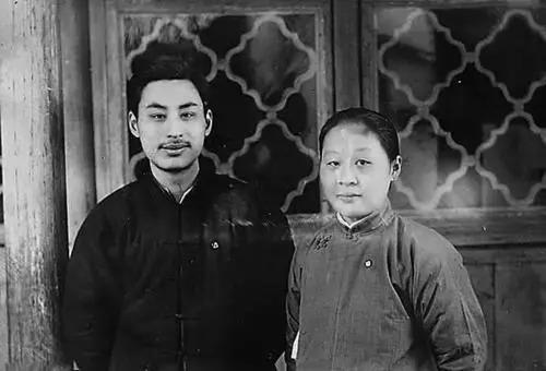 1912年，18岁的叶圣陶被一个30多岁的女人看上，只因他在好友的婚礼上题了一首