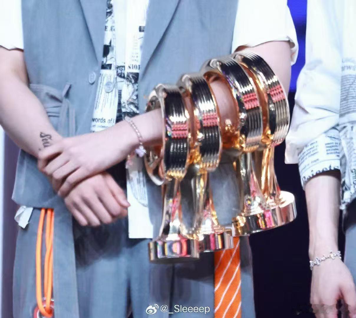 张极把奖杯串手上 别人珍藏的奖杯，他轻松串手上，可爱又张扬，妥妥团宠既视感 