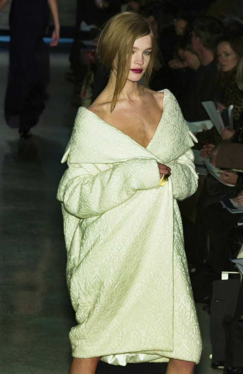 【来自投稿】2002年Donna Kalan秋冬秀场上的俄罗斯超模娜塔莉娅·沃佳