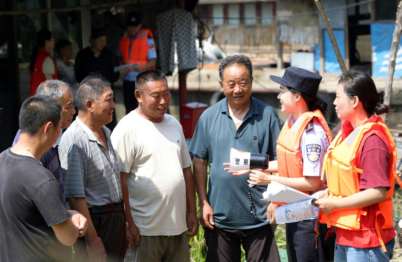 【江苏宝应：警格联动巡渔港 筑牢防台安全堤】江苏城市服务台 7月10日，宝应县公