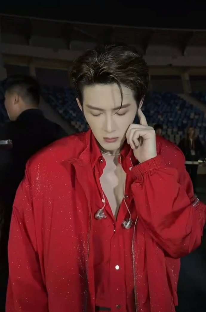 看檀健次我也紧张了檀健次你小子别太卷！后台还在抠舞蹈细节，又紧张又认真的样子，舞