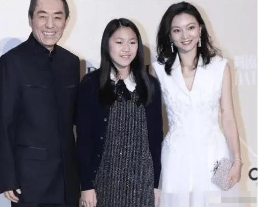 1999年，18岁的陈婷发现自己有了49岁张艺谋的孩子。陈婷打电话问张艺谋怎么办