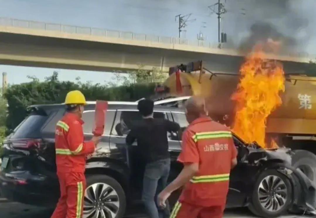 零自燃神话破灭？近日，问界M7碰撞起火车上三人遇难，隐藏式门把手未弹出引关注！赛