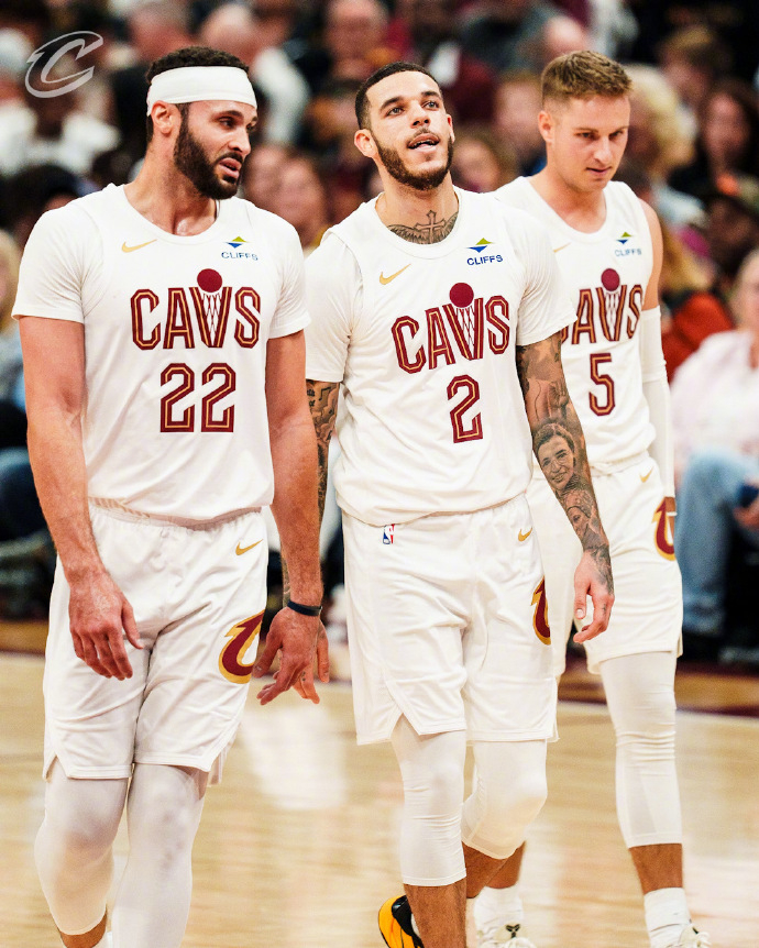 骑士战胜雄鹿字母哥独木难支 骑士118-113战胜雄鹿。米切尔24分，莫布利23