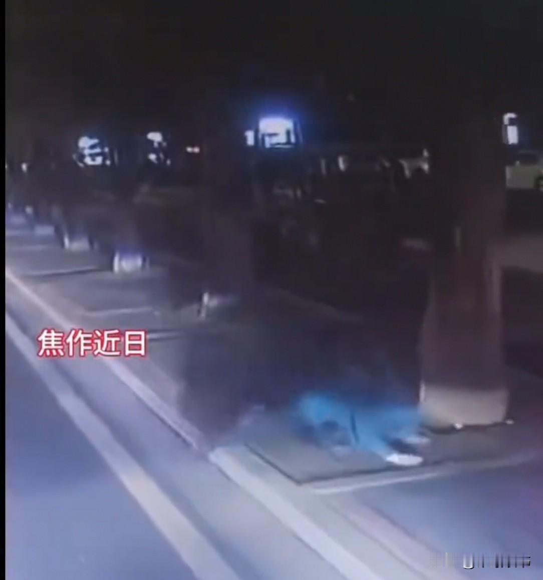 河南一公交站点，公交司机见有人挥手，刚要停，那人“扑通”绊了一跤。司机赶紧下车，