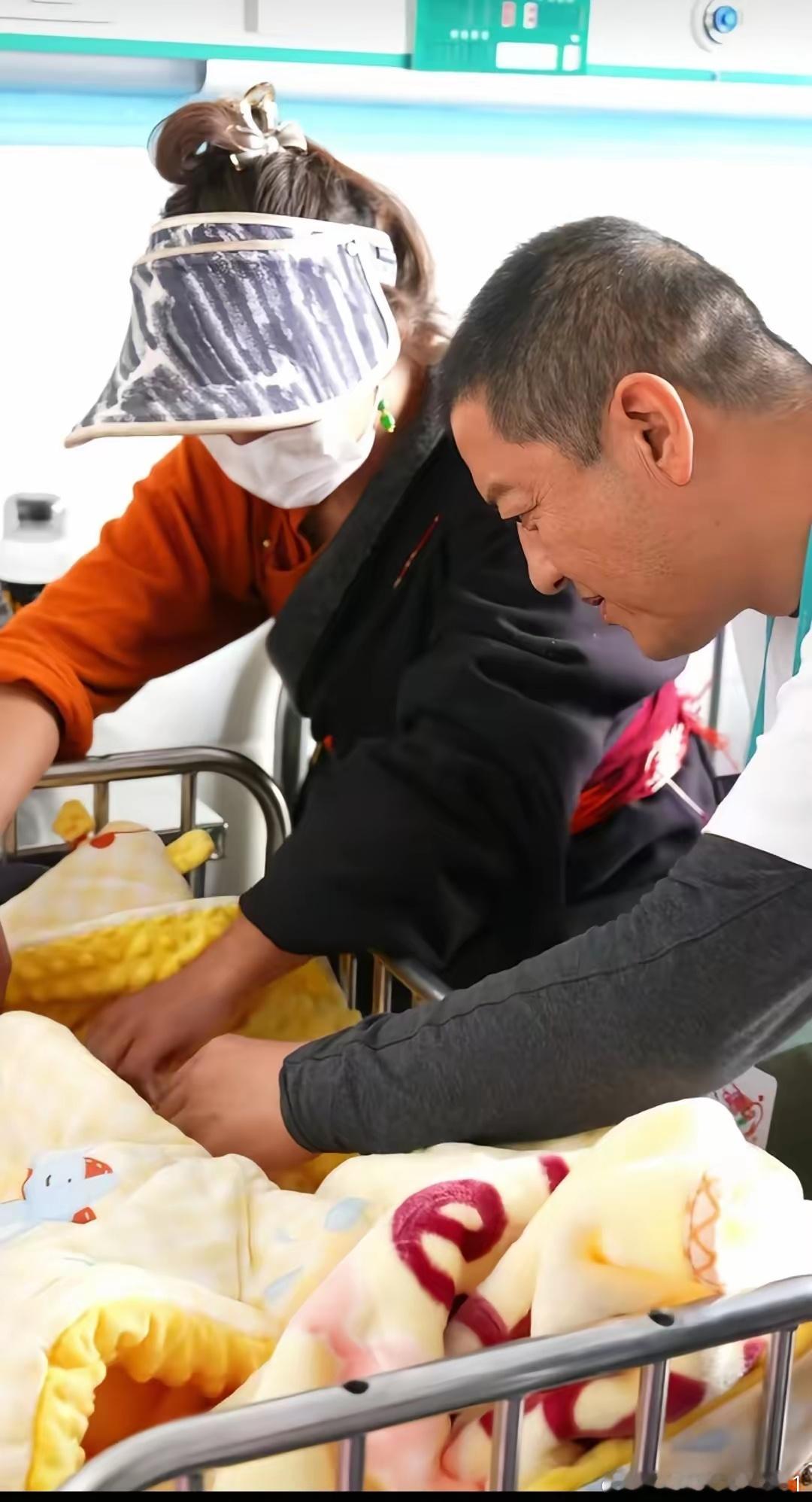 李亚鹏说只要嫣然在陪你到18岁西藏囊谦县一个小孩刚生完7天，是唇腭裂，父母有点崩