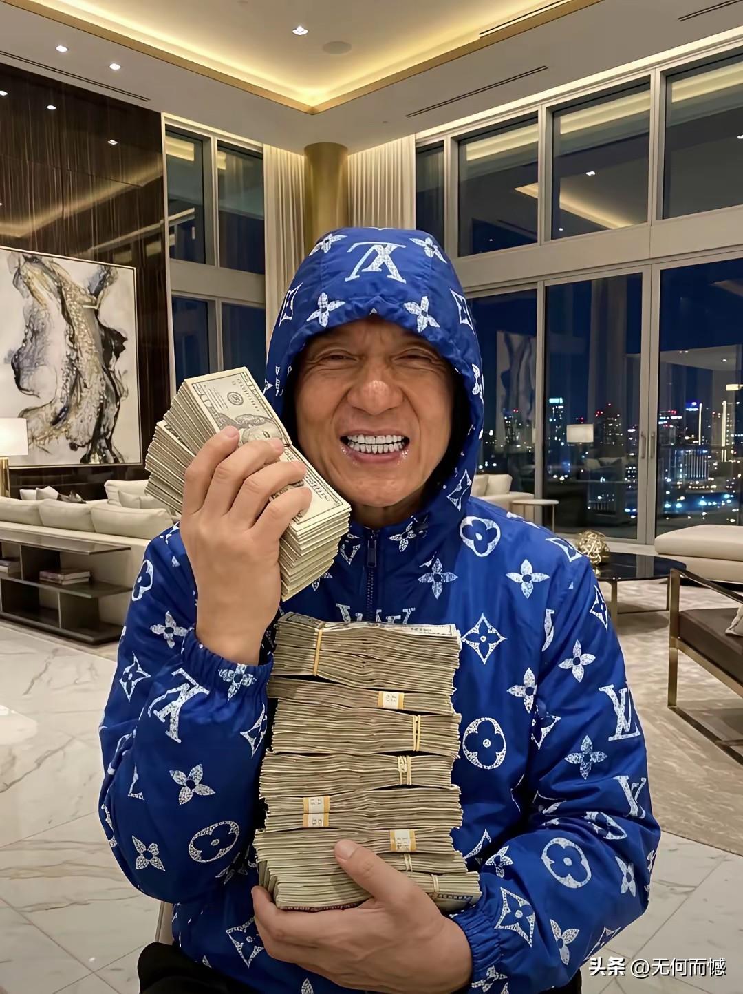 成龙大哥怀里抱着这么多美元，这是第一次看到他拿钱的画面，手里捧着钱的时候，成龙大