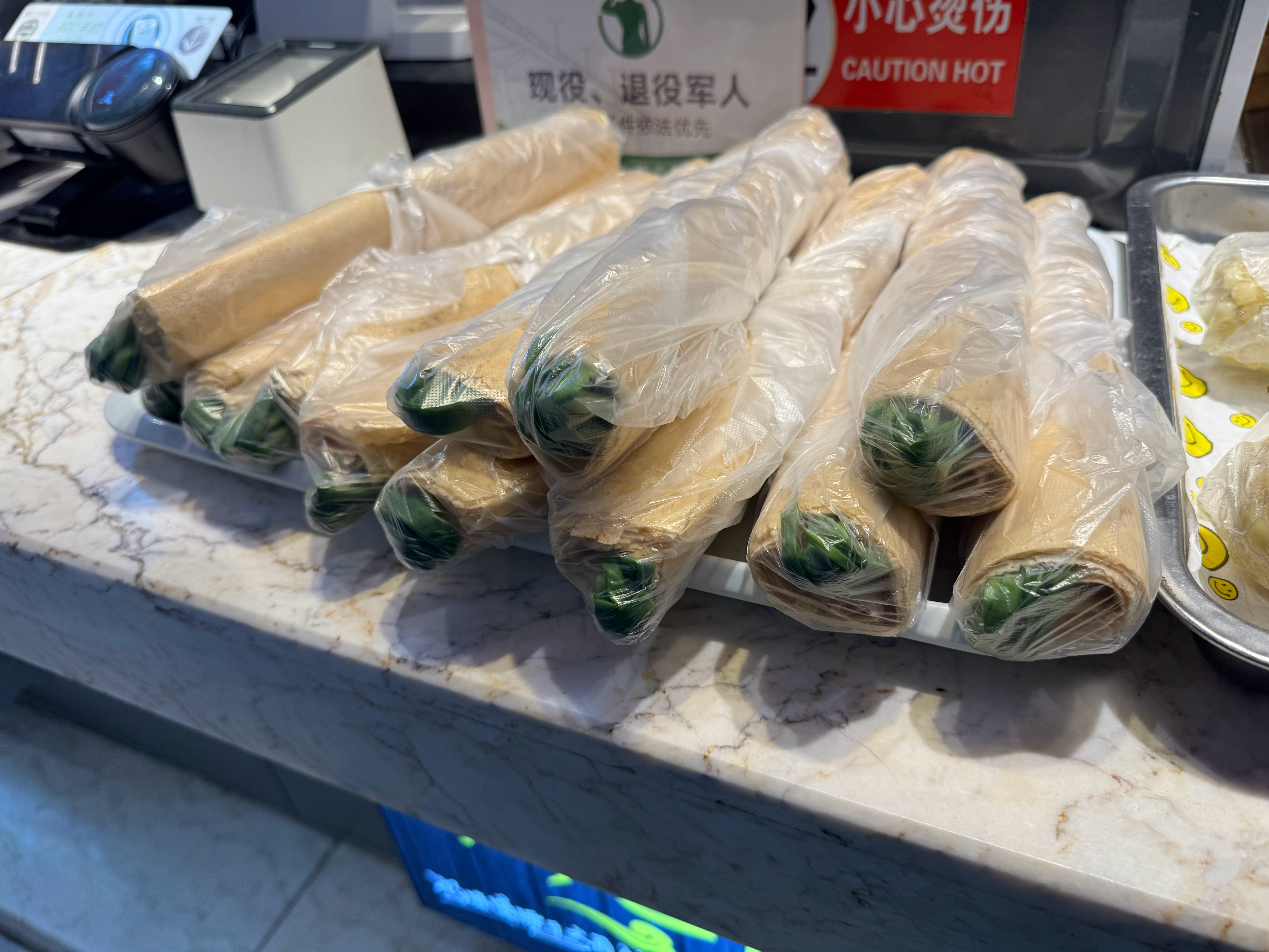 看见这个煎饼卷大葱就知道进山东了[doge]  ​​​