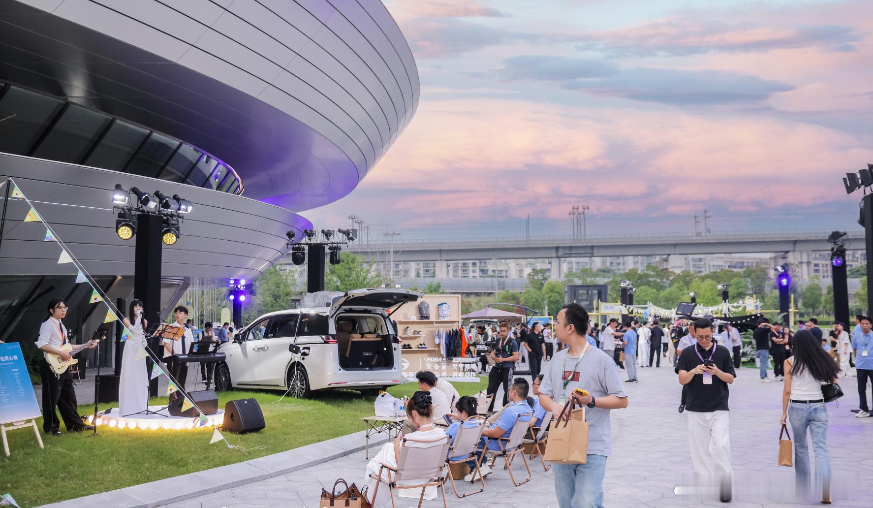6月11日，在广汽传祺首届用户大会上，M8 PHEV L和全新E8 PHEV两款
