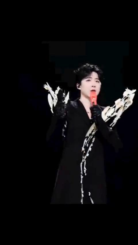 刘宇宁开场哭了。
刘宇宁大连演唱会live直拍。
我不知道为什么刚才从第一首歌开