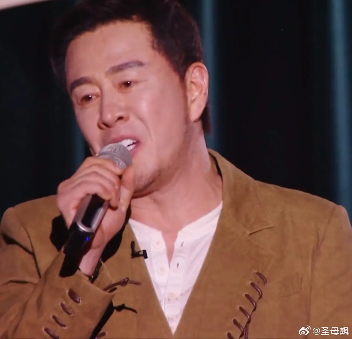 杨坤得知自己被淘汰后，眼眶瞬间红了，眼泪在眼睛里打转，他一开口声音带着哭腔，他说