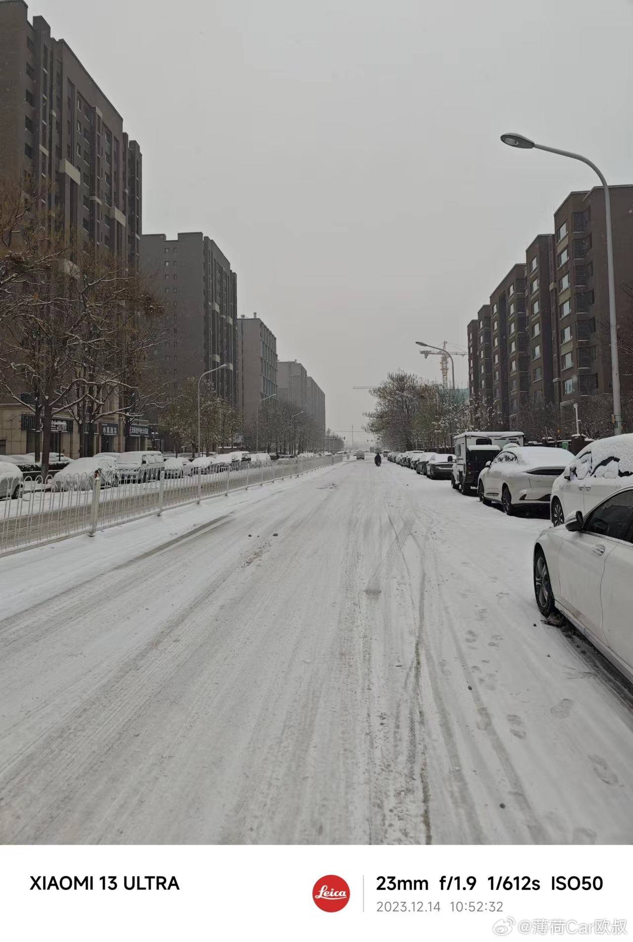 从白雪的全封闭覆盖到能开，打开车内风挡加热，再加上一个小刮板，5分钟之内就可以清