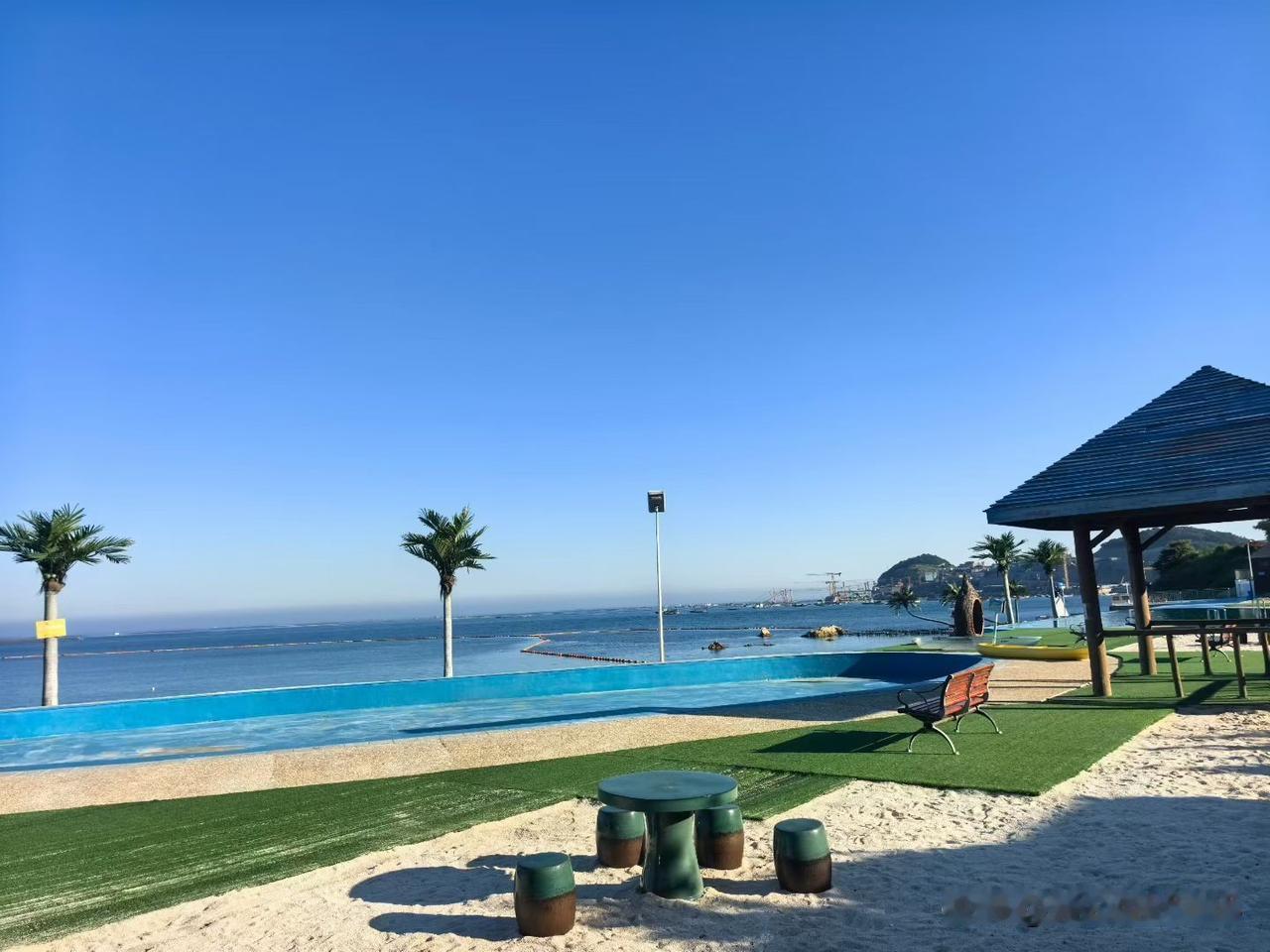 大连的浪漫与美景，总是与海有关，尤其炎炎夏日里，那清澈的海水，卷着浪花一朵朵，给