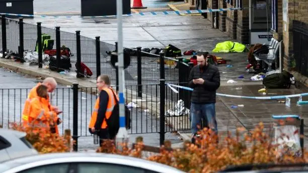 #英国火车袭击案嫌疑人身份公布#【英国火车袭击案嫌疑人身份公布 警方称暂无恐袭迹