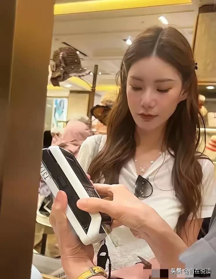 小某书上一个自称
12岁的小女孩在本本国
偶遇了汪小菲马筱梅夫妇

小姑娘上去合