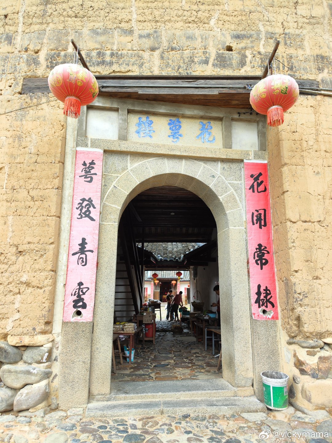 【梅州游】客家围屋花萼楼，位于山卡拉的圆形围屋，近400年历史，90年代几大电视