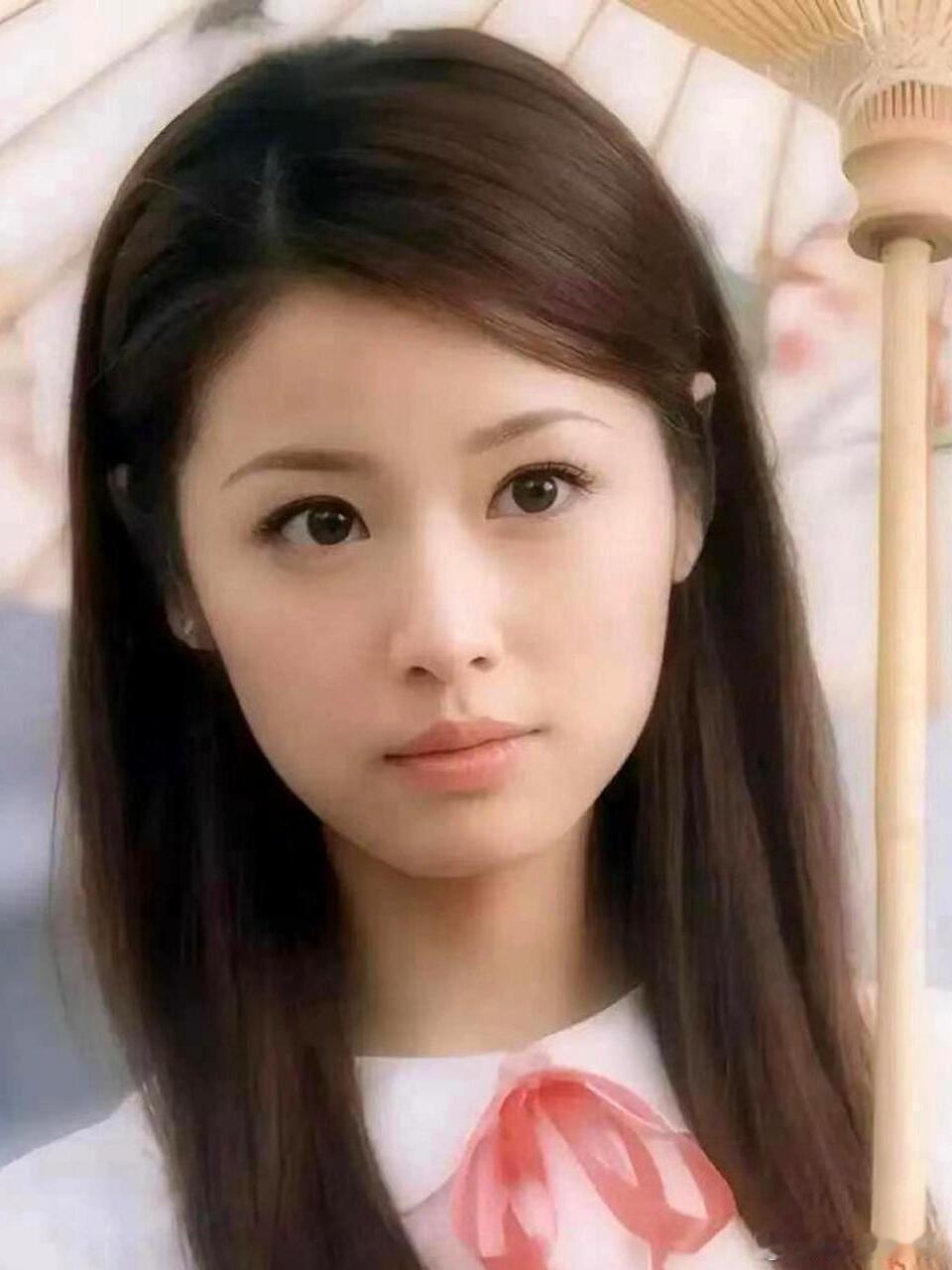 林心如眼睛太美了林心如和她的丈夫霍建华都很喜欢喝酒。她曾表示自己最擅长的料理是红