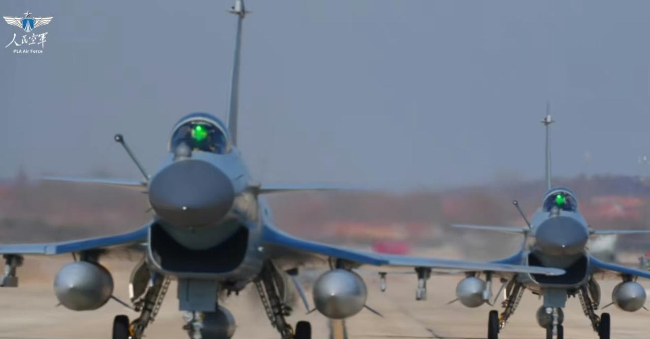 北部战区传来硬核好消息！歼10C正式换装新型衍射平显，同款部队同步试装新式飞行服