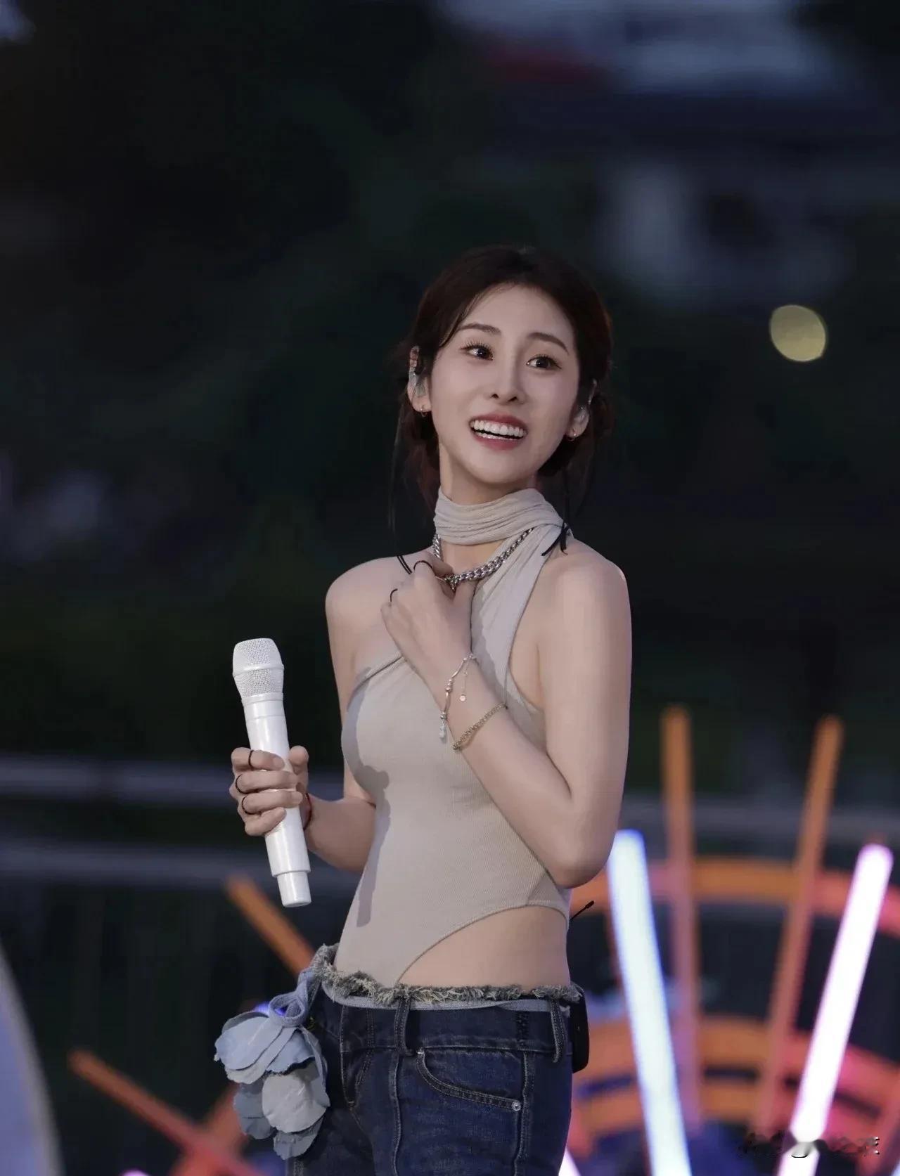 我真的是不明白张碧晨为什么要下场，本来汪苏泷说的也是“暂时收回”年轮版权，他应该