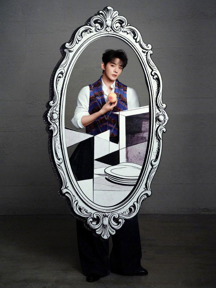 邓为每一步都红在点子上 看着在微博之夜的举手投足，便能读懂“红在点子上”的深意。