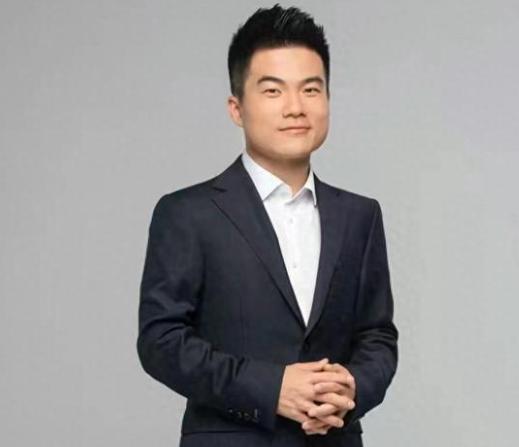 宇辉是不是都有心理阴影了？
董宇辉出生在陕西潼关农村，家里经济条件一般。父亲常年