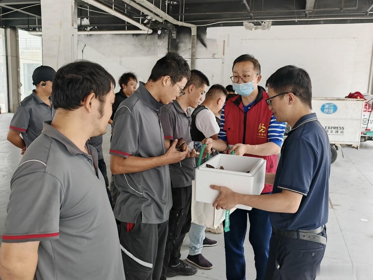 宁波宁海暖新速递情系城市奔跑者 宁海桃源街道泉水社区，八成居民是奔赴此地打拼的新