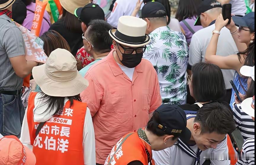 蔡康永在大陆赚得盆满钵满，现在明目张胆为绿蛙站台，这就是饭吃饱了不许要这碗饭了，