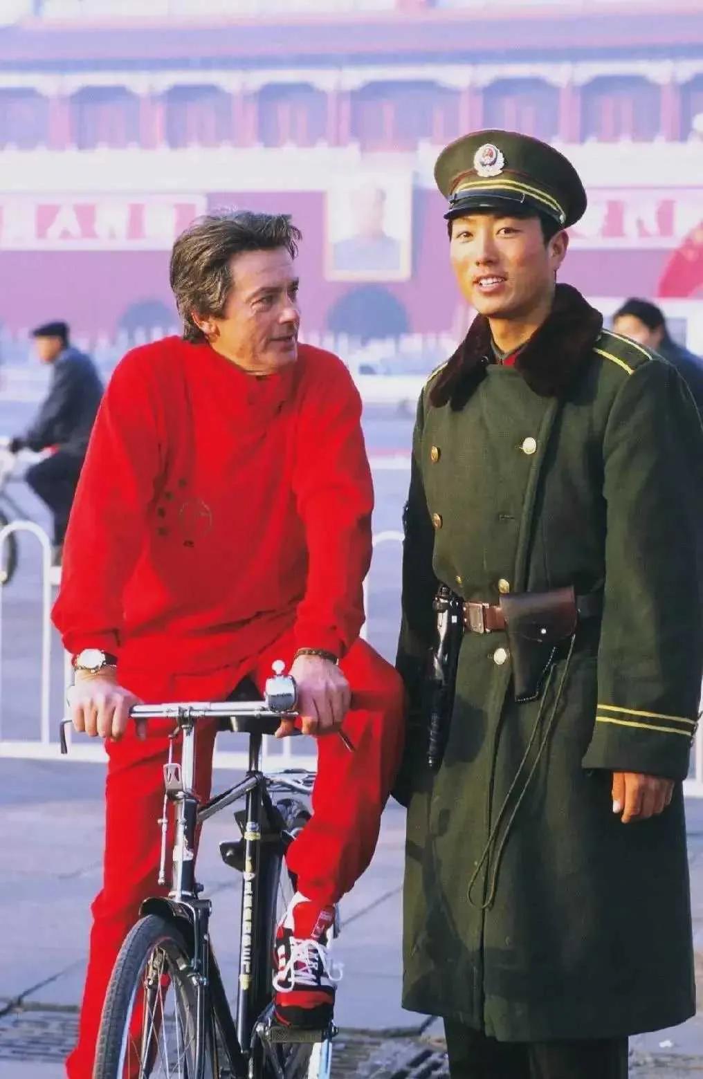 1987年的北京，阳光明媚，长安街上游人如织。突然，一位骑着自行车的男人出现在人