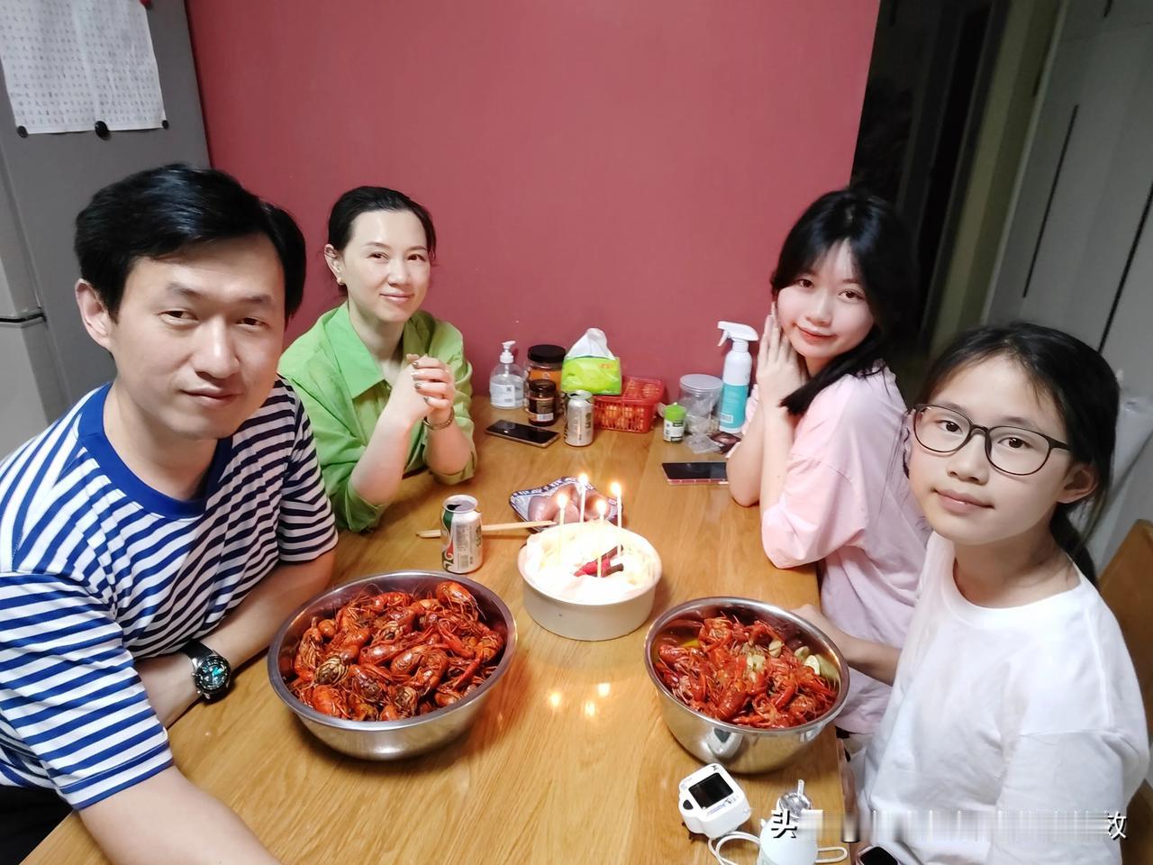 小女儿十二周岁本命年，姐姐亲手给她做了蛋糕，我则为她做上她最喜欢的龙虾，祝：丽丽