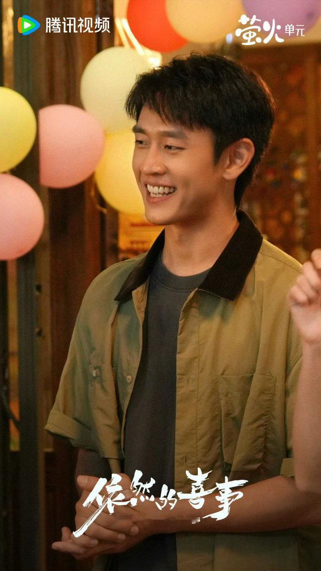王天辰时隔八年再演喜剧男主王天辰塑造的陈柏喜氛围感拉满，遇事总能灵光一闪，挑眉晃