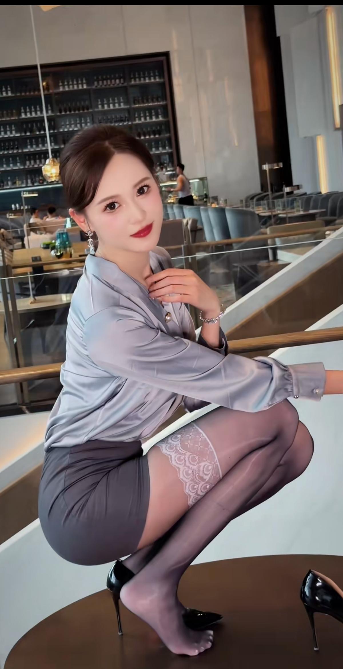 女人有一样衣饰单品从刚问世到现在争议不断，
它的名字叫丝袜，尤其是黑丝（黑色丝袜