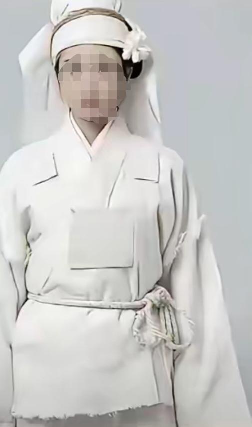 巴黎世家又出“阴间设计”——继垃圾袋包、破烂鞋所谓的潮流后，这次直接把酷似中式丧