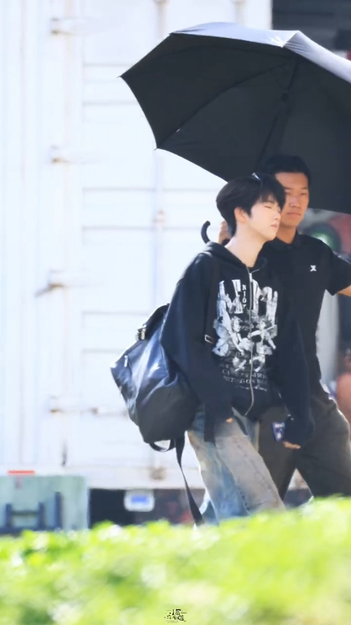 我每天上班就张函瑞这样🥱：张函瑞演我早八状态