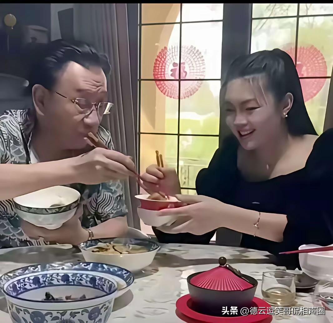 没想到侯耀华都80岁的人了，竟有年轻漂亮、身材高挑且妩媚性感的让嫂子来投靠，认他