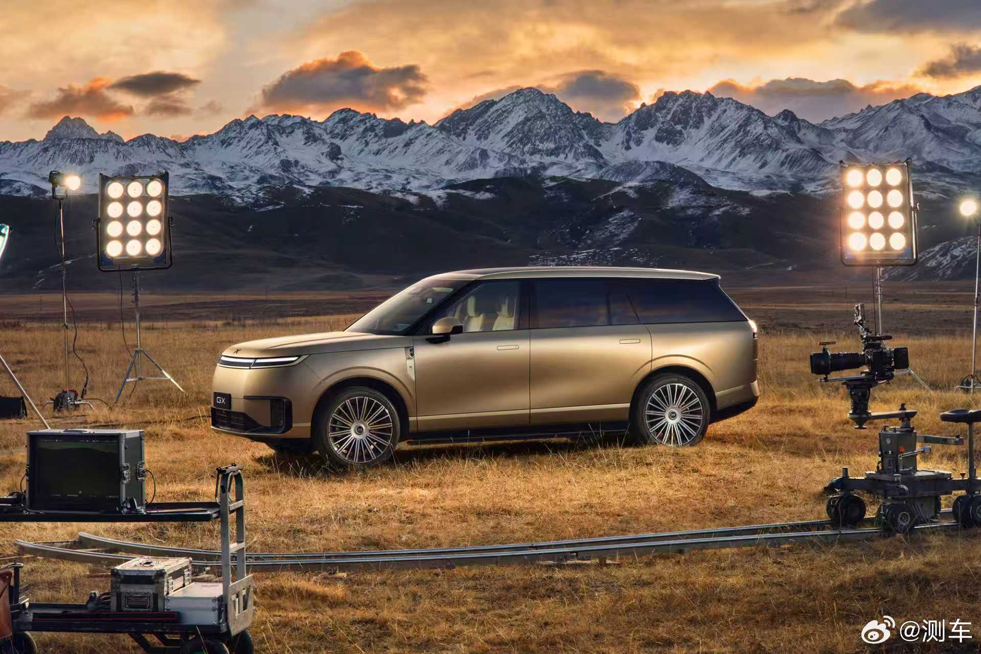 新科技旗舰小鹏GX将日照金山的壮阔凝于车身，每一寸都尽显旗舰气度。大六座SUV气