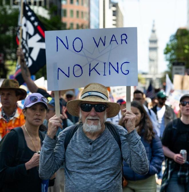 跨州联动+全球呼应！美国“无王”抗议规模创纪录

当地时间3月28日，美国各地爆