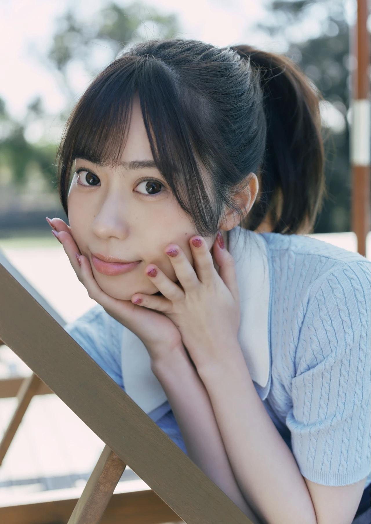 阳光下的少女，微笑如春风，温柔似水。青葱岁月，年轻真好，如花儿含苞欲放，美不胜收