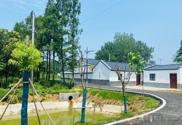 不是时代太冷漠，是很多人自己先堕落、先蜕化了。
以前再苦、再穷，不会乱攀比，也不