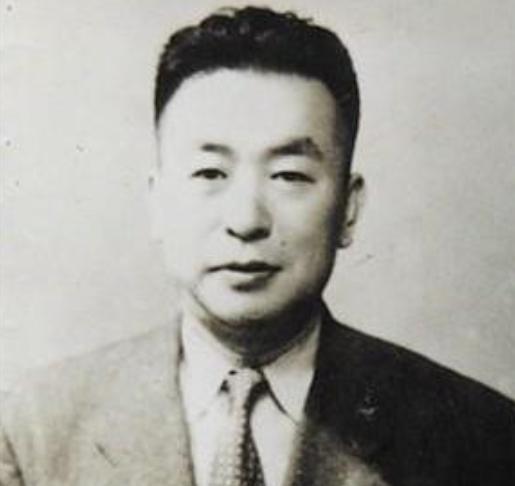 “大汉奸”夏文运被按在审问室，刚骂完他“卖国贼”，他突然掏出块磨破的情报笔记：“