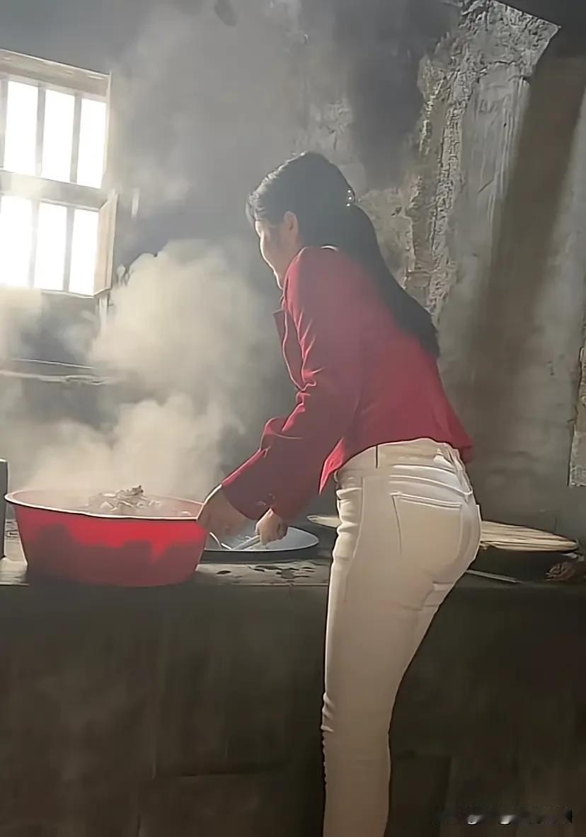 山东，一个看似平常的邻里纠纷却引发了一场不小的风波。52岁的男子看到57岁的寡妇