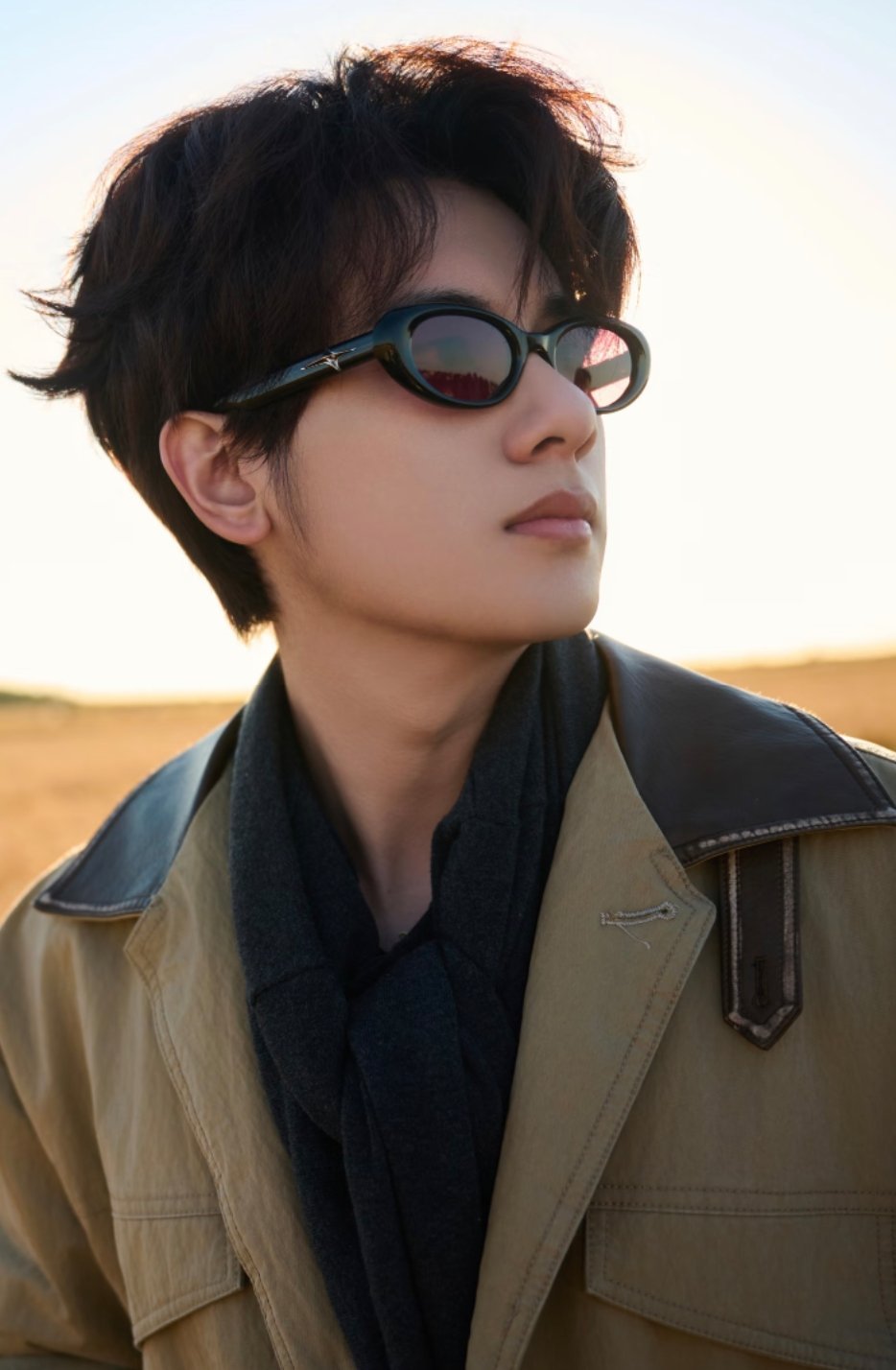 明星丨日常胡先煦分享了一组图片“在希望的田野上”～ 