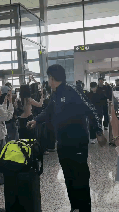 今天国乒没有走VIP通道，
这下可把邱爹给忙坏了，
盯着前面的大头，
还要时不时