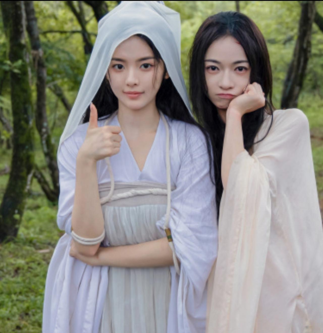 左边这位是杨超越，右边这位女演员是谁？看着比杨超越还要可爱漂亮！