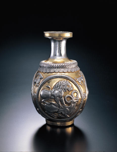 本美秀美术馆藏7-8世纪中亚地区制作的银鎏金狮子猎羊纹瓶 